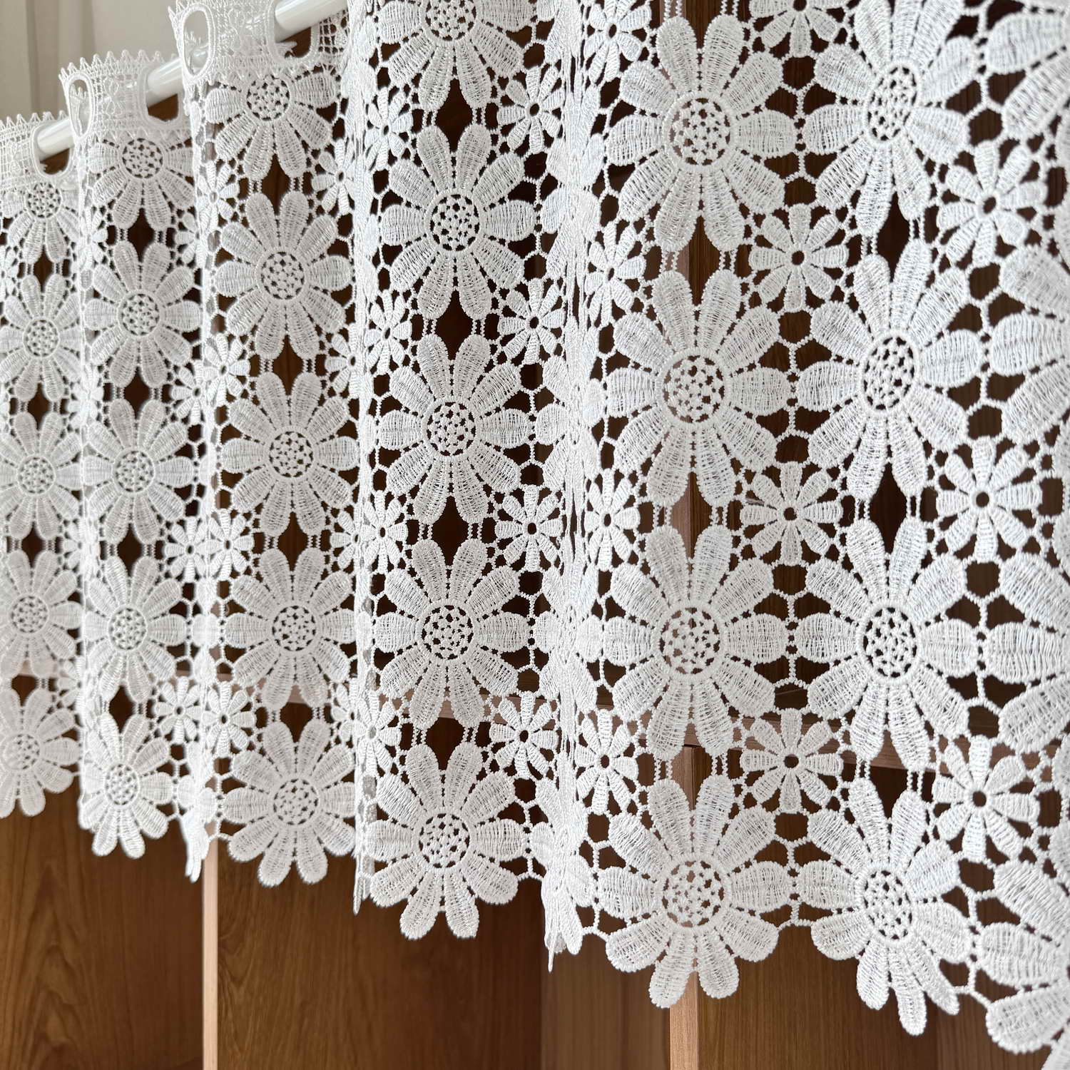 Kitchen Appliances In White - Beyaz Romantik Çiçek Dantel Perde Suda